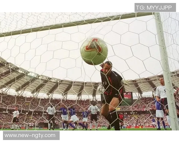 掌握足球吊门技巧的秘诀与训练方法分享 掌握足球吊门技巧的秘诀与训练方法分享